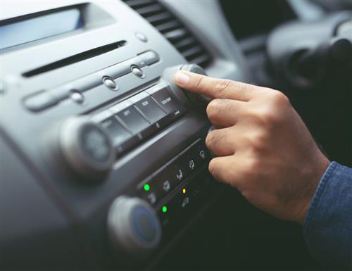 Sygnał radiowy dla kierowców,  informujący o zbliżającym się na sygnale pojeździe uprzywilejowanym 