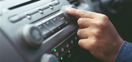 Sygnał radiowy dla kierowców,  informujący o zbliżającym się na sygnale pojeździe uprzywilejowanym 