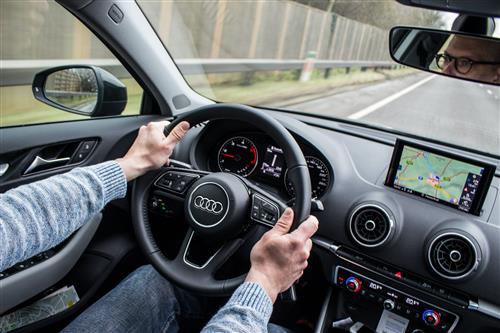 Czy ułożenie rąk na kierownicy ma znaczenie dla bezpieczeństwa jazdy?