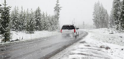 Dlaczego warto rozpocząć kurs na prawo jazdy w okresie jesienno-zimowym?
