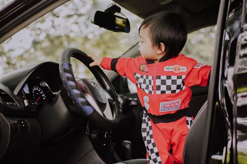 Jak bezpiecznie podróżować z dzieckiem w samochodzie?
