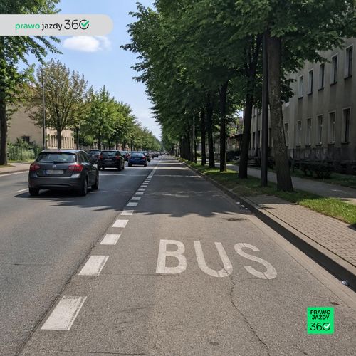 Jazda po buspasie - jak poznać, że jest to pas dla pojazdów komunikacyjnych, kto może korzystać z tego pasa, czy motocykle mogą poruszać się buspasem i co się zmieniło po 24 czerwca 2026 roku? 