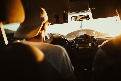 Jazda samochodem w upale – 5 wskazówek, jak przetrwać latem za kierownicą
