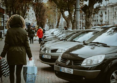 Koniec z parkowaniem na chodnikach? Nowe przepisy od 21 września