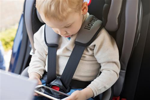 Smartfony podczas jazdy niebezpieczne także w rękach pasażerów
