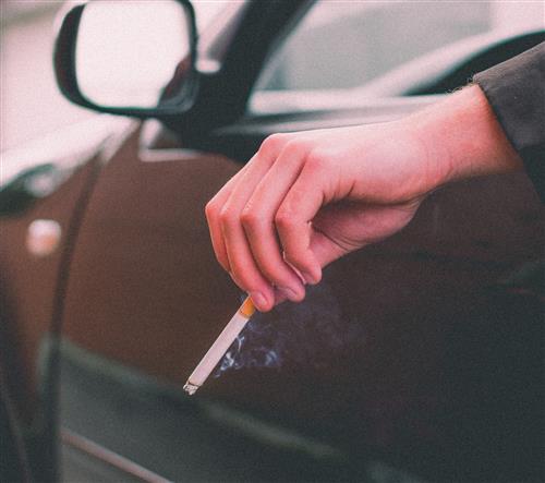 Srogi mandat za palenie papierosów w samochodzie przy dziecku