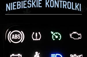 Znaczenie niebieskich kontrolek w samochodzie – przewodnik dla kierowców